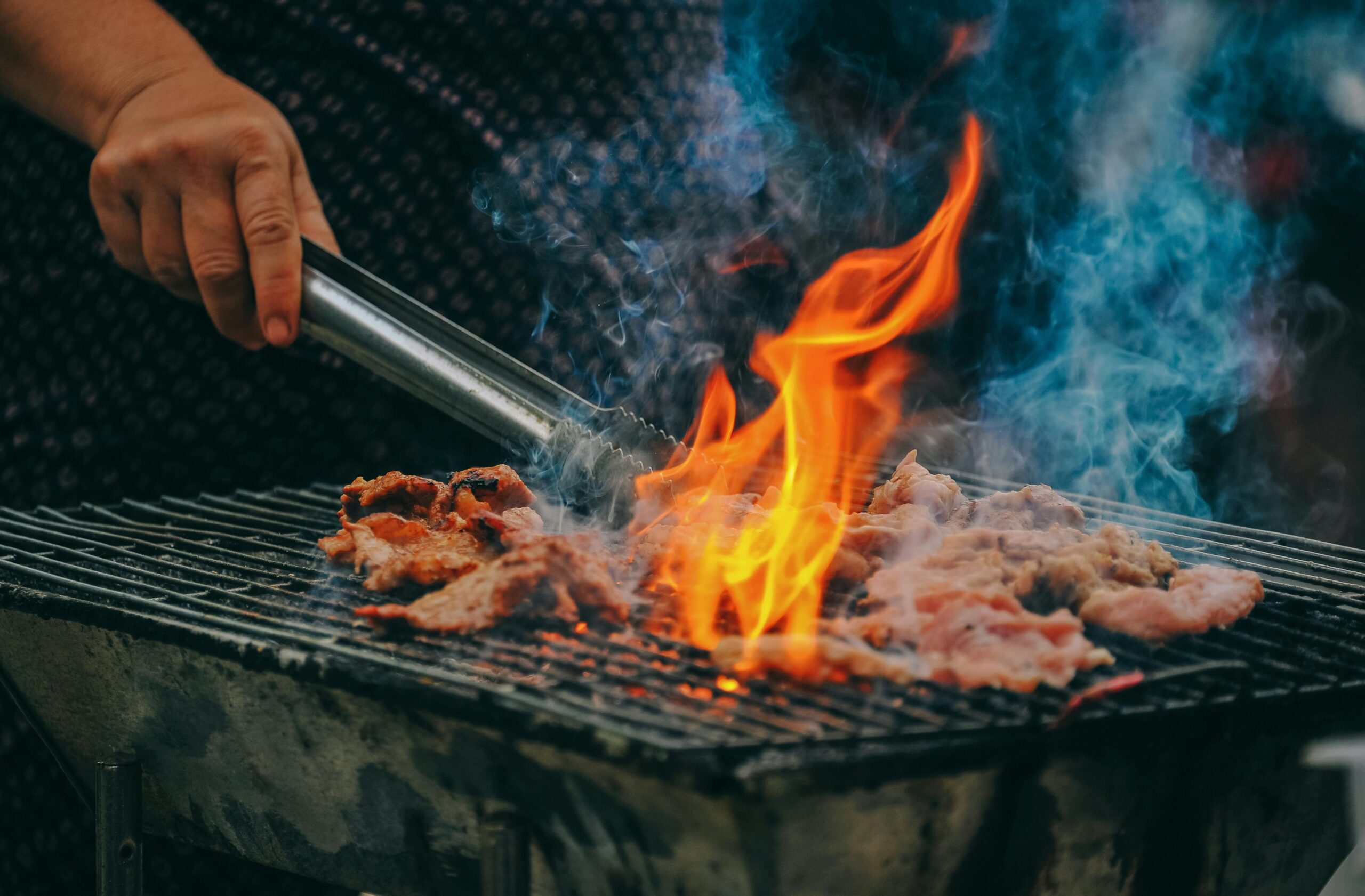 Carnes na grelha em churrasqueira ao ar livre no Paraíso Park