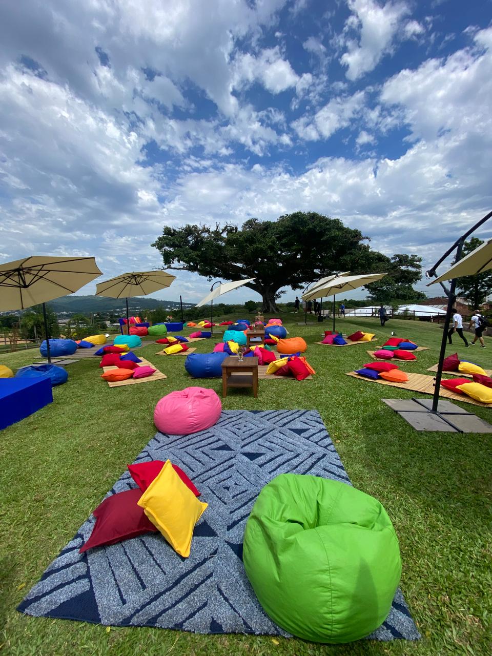 Ambientação de um evento ao ar livre no gramado do Paraíso Park